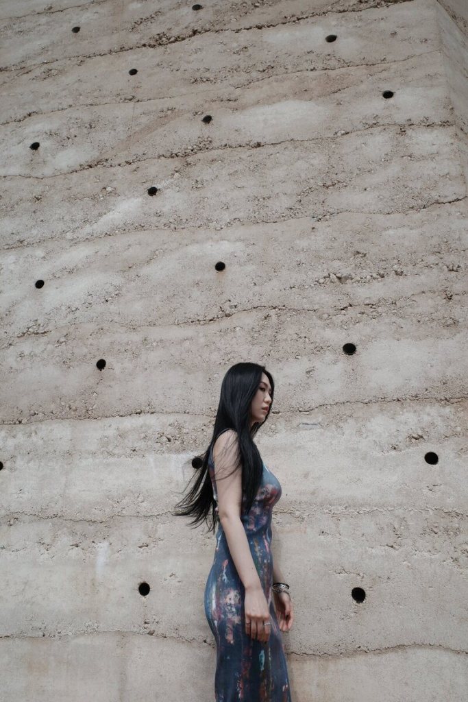 孫盛希赴歐洲拍攝〈Never Cared〉宣傳短片，多場景展現情緒，年底推歌忙不停。（圖／滾石唱片提供）