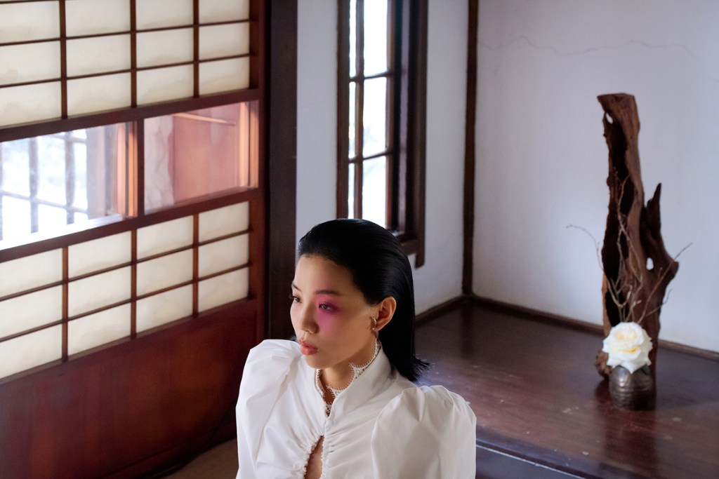 專輯同名主打歌〈開〉,王小苗的歌詞遊走在感受與知覺的孔隙之間:傲慢、僭越、向死而生