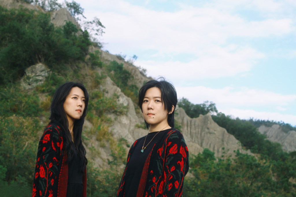 專輯集結金曲製作團隊，跨界詩人與音樂人共譜，撞擊出依錚依靜的全新風貌。