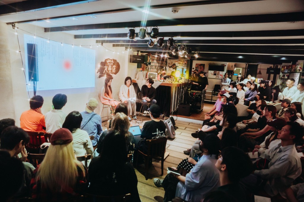 新專輯邀請金曲歌后徐佳瑩跨刀新歌〈她者〉,洪佩瑜在聽歌會中分享因為怕打擾拉拉,探班時以爬行之姿進入錄音室,邊爬邊被拉拉歌聲感動落淚