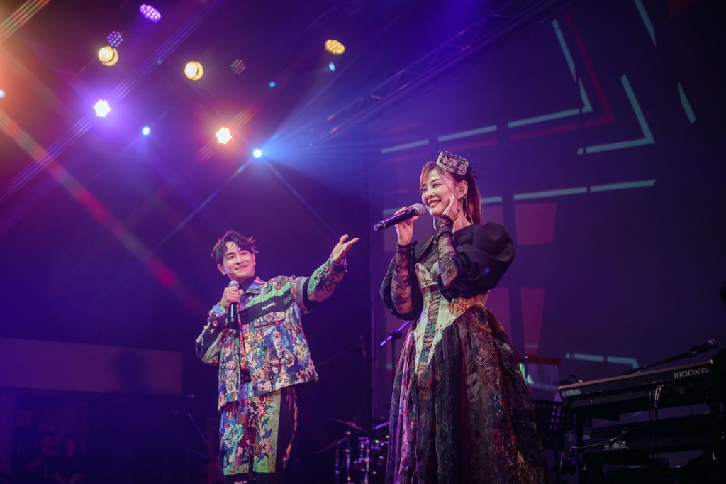 方馨暗黑女王風格，氣勢登台，讓全場呼聲沸騰