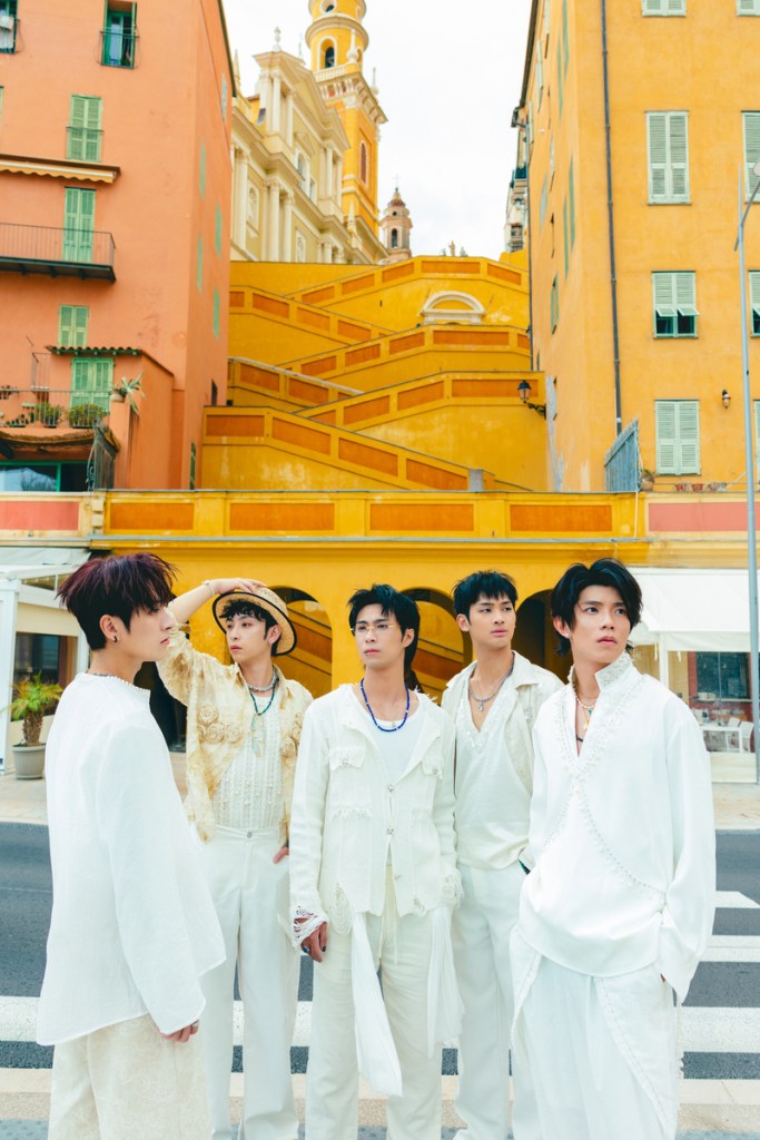 新歌〈我就是無法失去你〉MV運用Film Look Processing (FLP)技術，打造全新視覺享受 （左起承隆、家齊、MAX、浦洋、峻廷） （華納音樂提供）