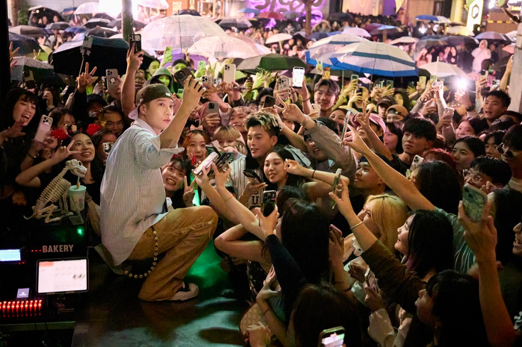 周湯豪萬聖節快閃信義區 (照片提供:環球音樂)