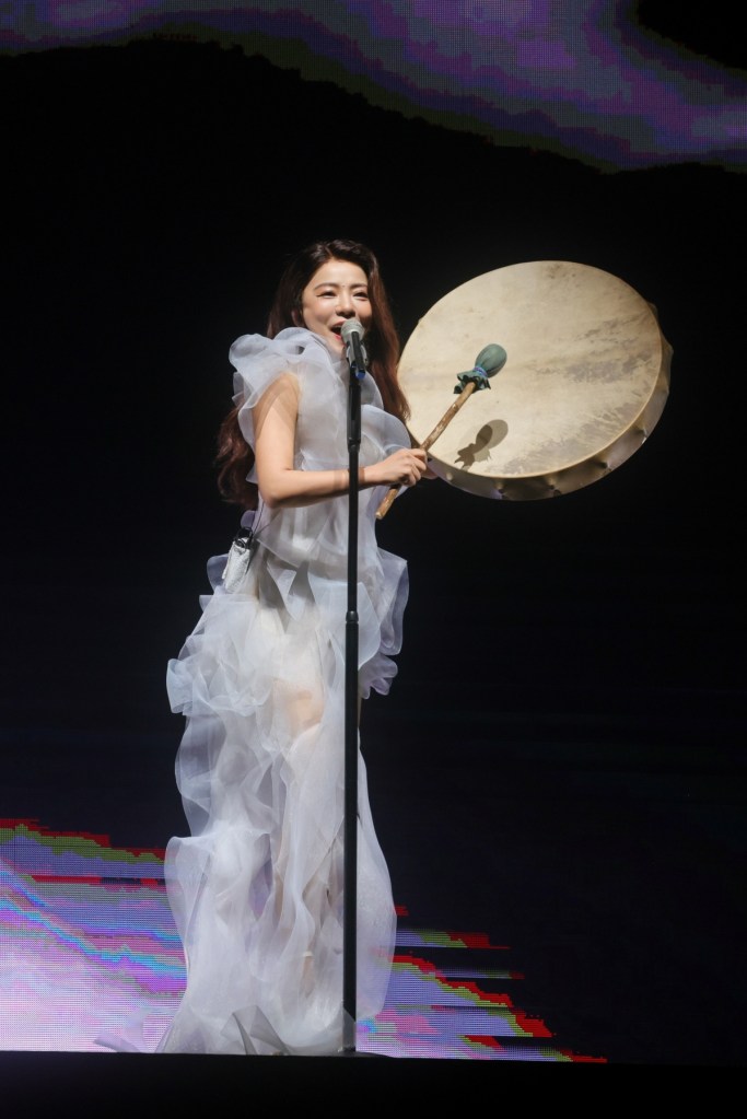 丁噹帶來「薩滿鼓」演出，深沈鼓聲直擊心裡