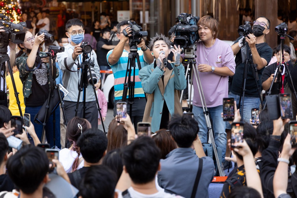 謝和弦舉辦【夠愛】唯一簽唱會 (照片提供:馬槽音樂)