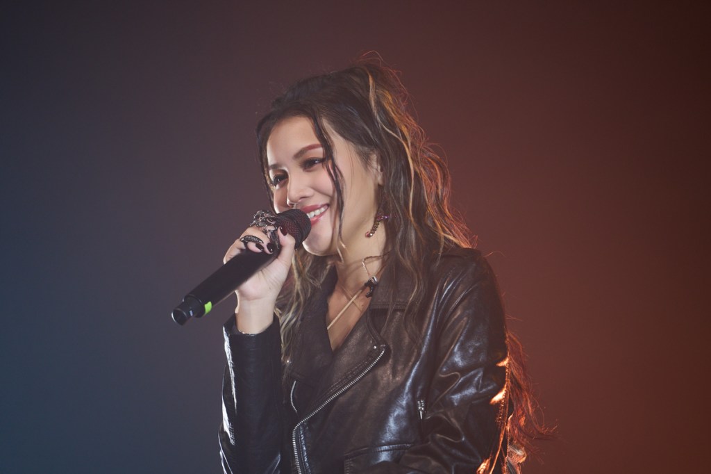 「新世代超級女強音」阿布絲於週末晚上(11_21)舉辦首場個人演唱會《欸！布要鬧》（稿照提供：華納音樂）