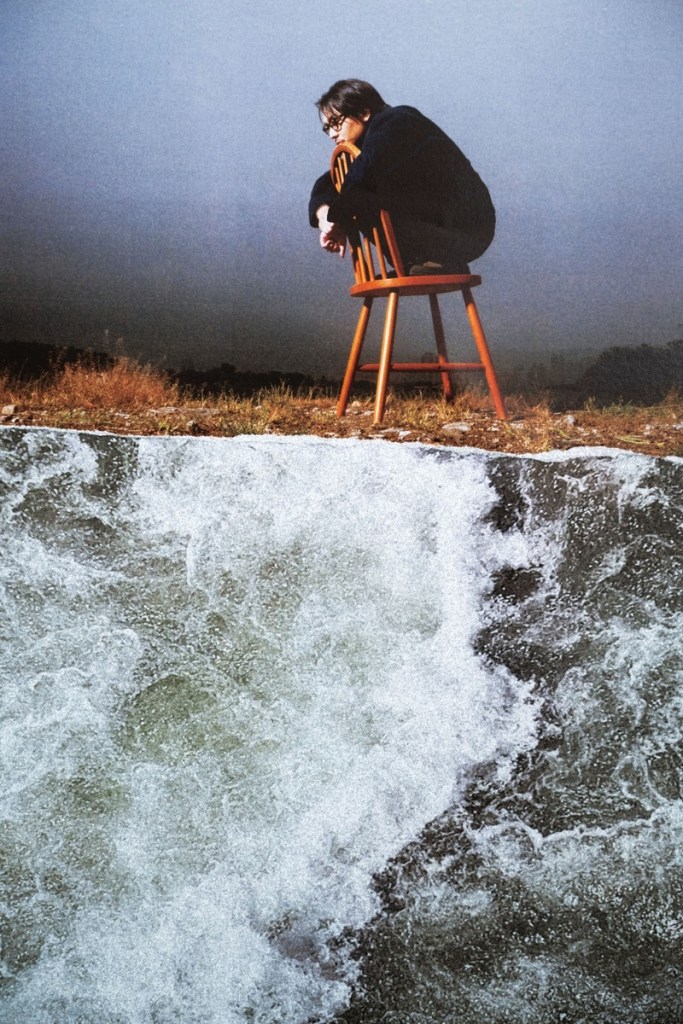 楊世暄曾是樂團「烏鴉地板」成員,也是草東沒有派對上一代Bass手