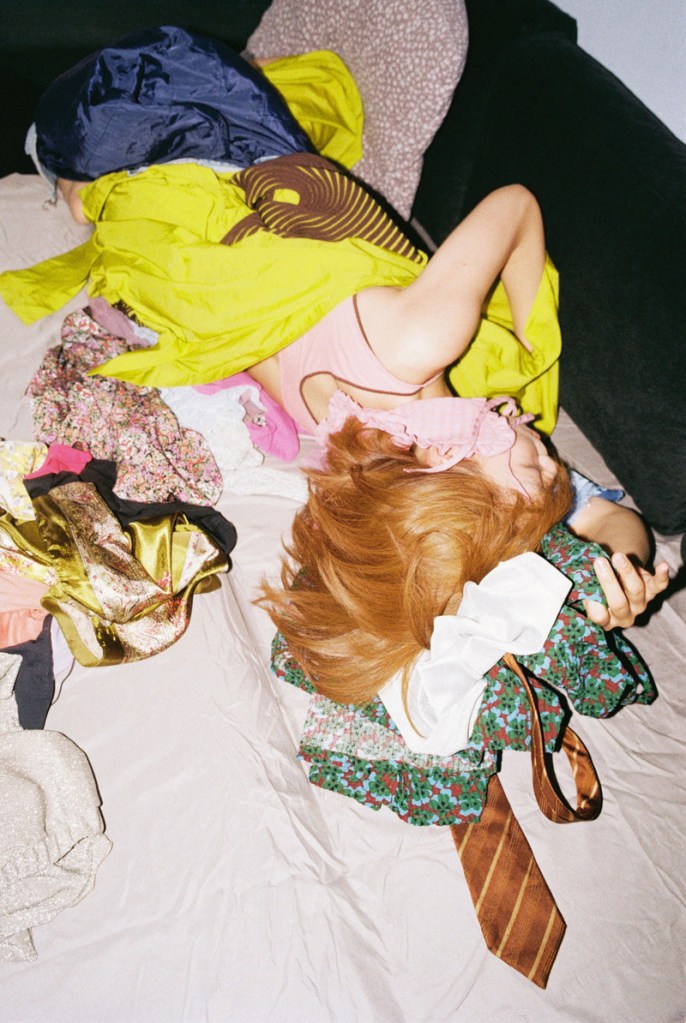 洪佩瑜《開》實體專輯預購消息終於公開，從 11 月 4 日開始預購、12 月 4  日正式開箱發行，而首日預購即空降博客來網路書店的即時榜冠軍。