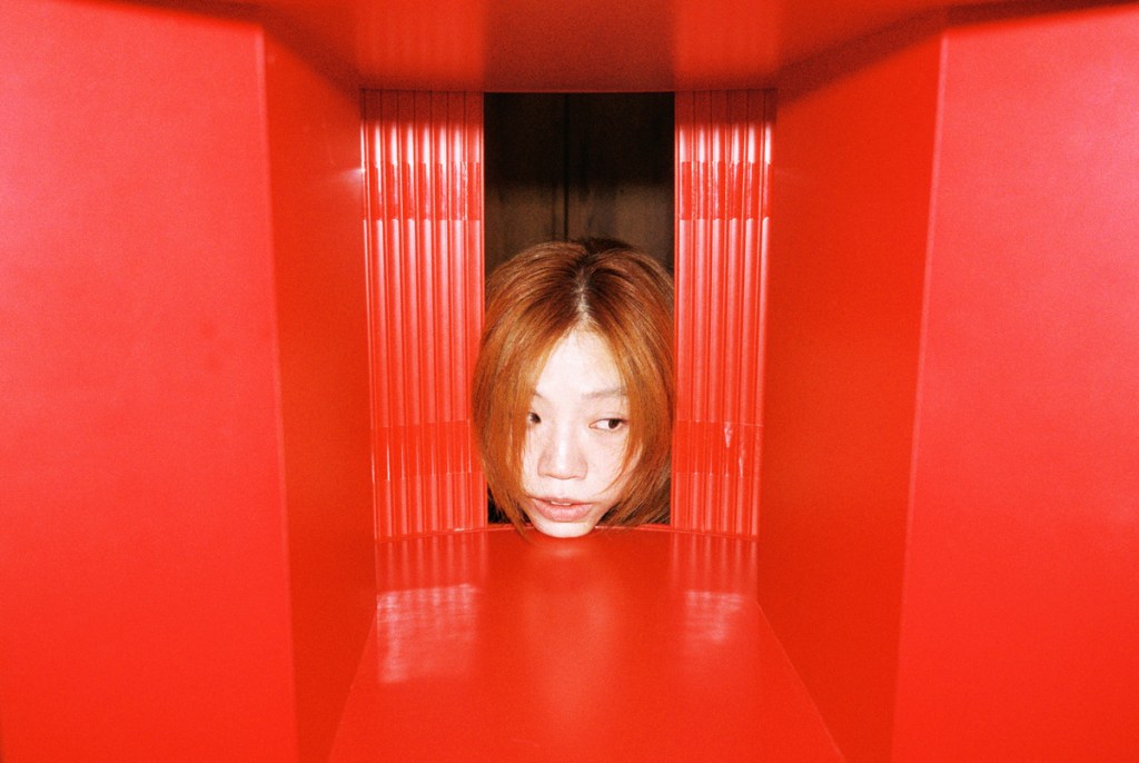 洪佩瑜登台北時裝週飆唱〈包括但不限於〉！《開》實體專輯展開預購