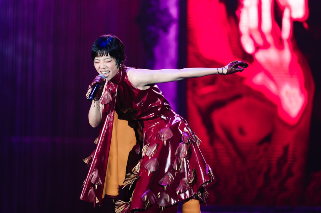 洪佩瑜登上台北時裝週演出，時尚伸展台live首次飆唱新歌〈包括但不限於〉Threads一片盛讚！