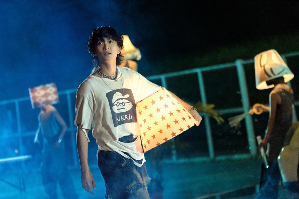 邱鋒澤〈PICTURE PERFECT〉MV扮成檯燈人