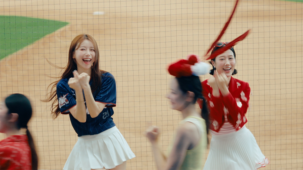 金針菇的新歌MV中更邀請特別來賓啦啦隊成員李雅英驚喜現身為MV增添一大亮點，兩人更同框跳舞展現滿滿活力