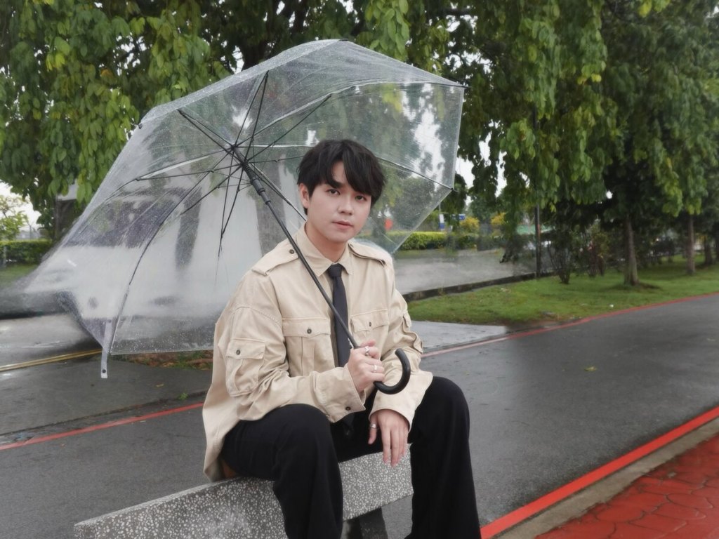 〈太陽與地球〉原唱黃俊榮全新單曲〈放飛機〉！預告明年推出新專輯