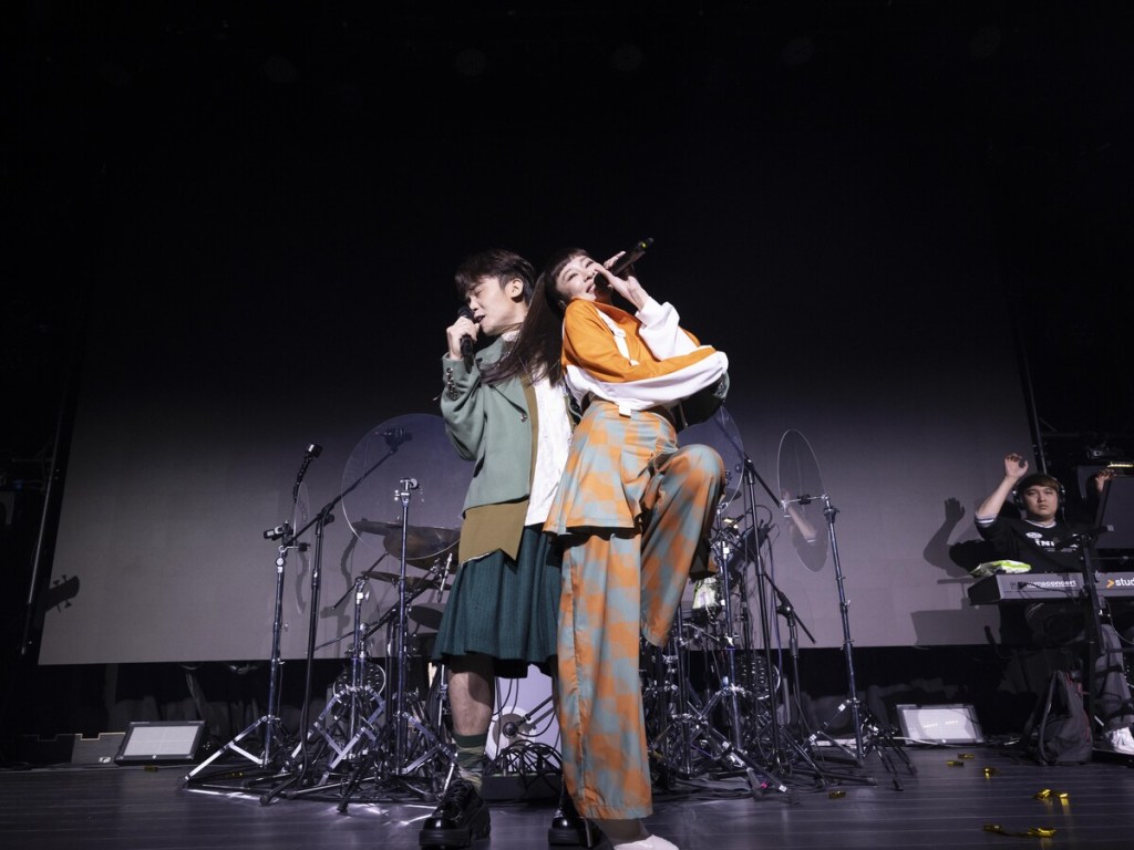 張棋惠(右)出道25週年演唱會驚喜變驚嚇?!黃豪平(左)cos青峰騙全場!(好撐音樂提供)