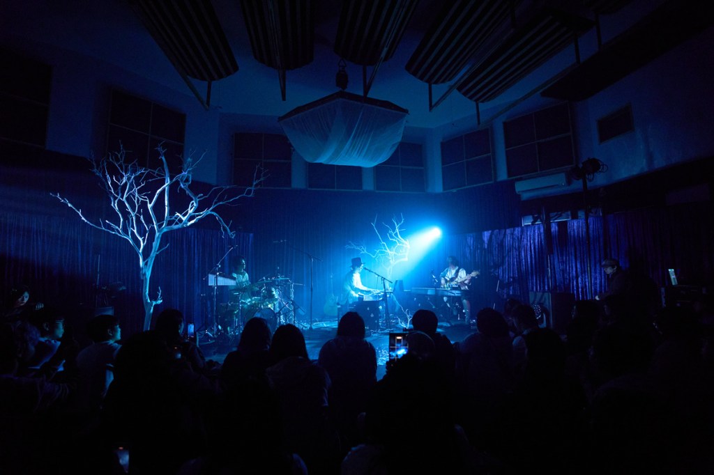 下一站，Billboard Live Taipei！生命樹首演新歌〈白色迴廊〉，藍色波光驚藏神級預告