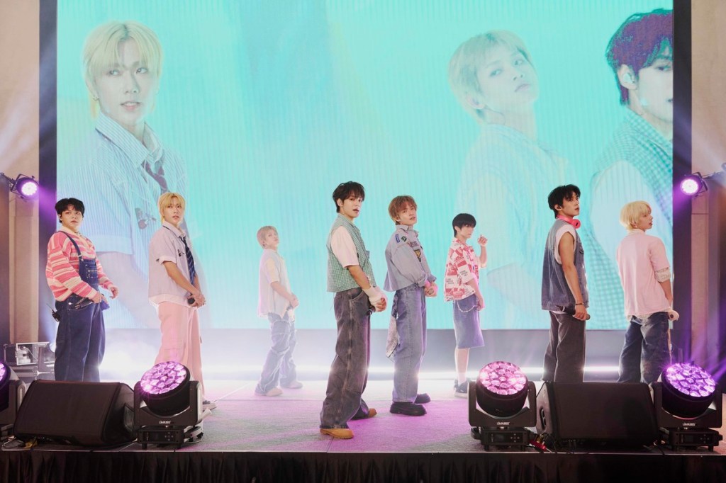 ARKis（左到右：Mikey、崇峻、李定、Alex、雕秦、Vin、東翰）