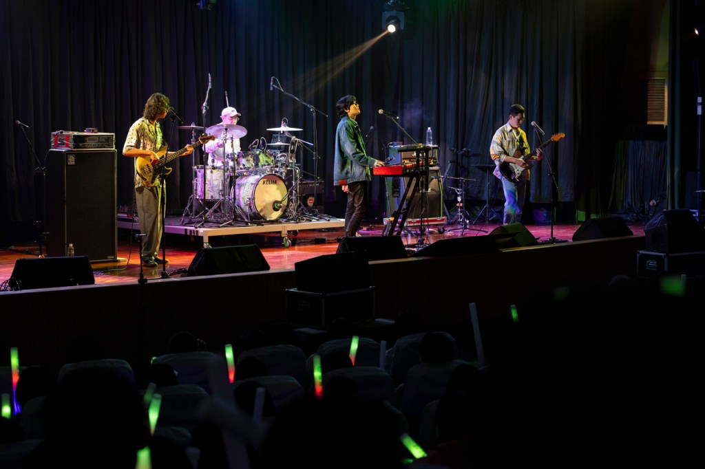 宇宙人一連帶來〈陪我玩〉、〈那你呢〉瞬間點燃現場氣氛。（相信音樂提供）