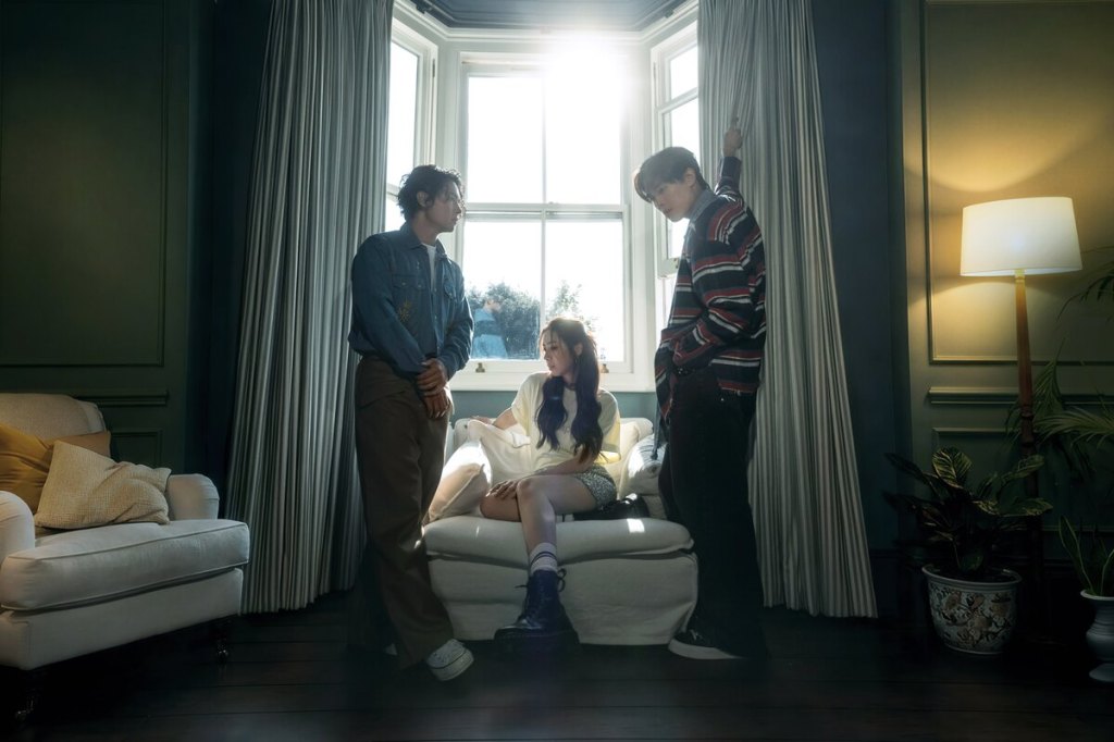 告五人〈夏天的海冬天的雪〉MV拍攝場景橫跨倫敦多處街景，也選在一棟充滿英式風情的紅磚老宅拍攝 House Party。（相信音樂提供）