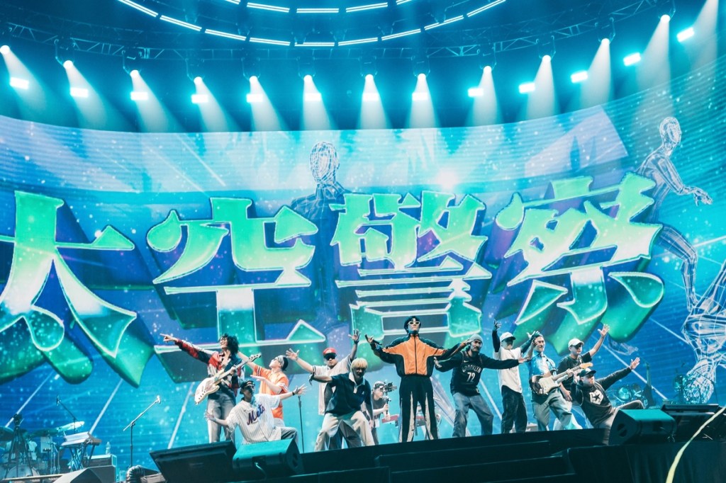 宇宙人與高中好夥伴白河幫演出太空警察。（相信音樂提供）