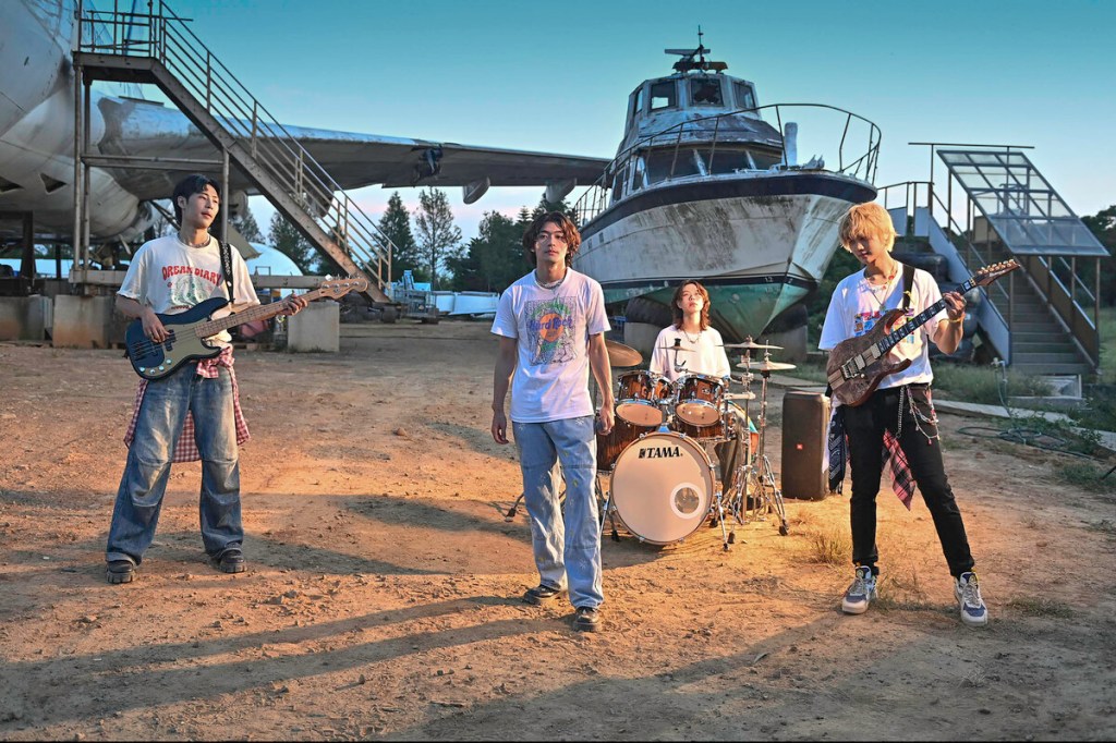 PALLAS發行首張專輯《下天堂》！同名單曲MV站上五層樓高機翼開拍