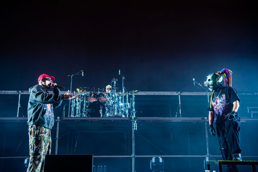 熱狗MC HotDog(左) 現場邀約血肉果汁機新專輯合作