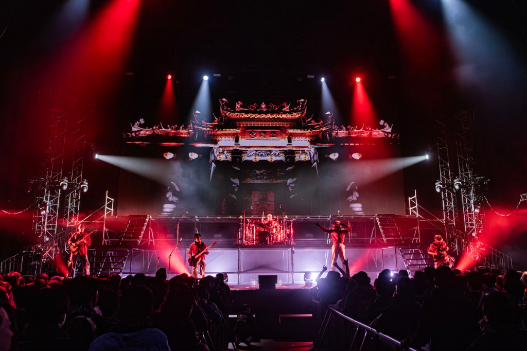 血肉果汁機在高流搭建三層樓高血肉宮，場面壯觀