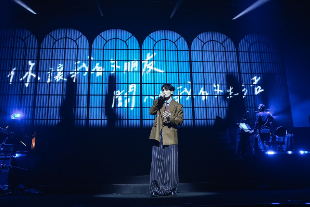 黃偉晉演唱會一連獨唱〈祝我幸福〉、〈祝你一路順風〉兩首經典歌曲