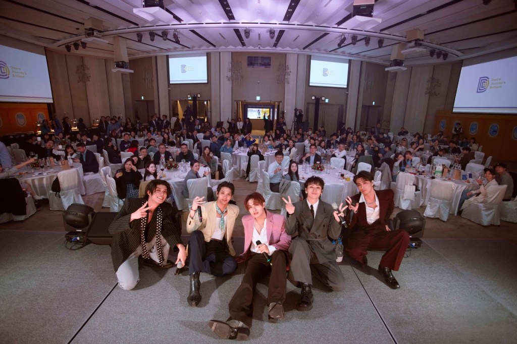 FEniX(左至右：峻廷、浦洋、承隆、家齊、MAX)