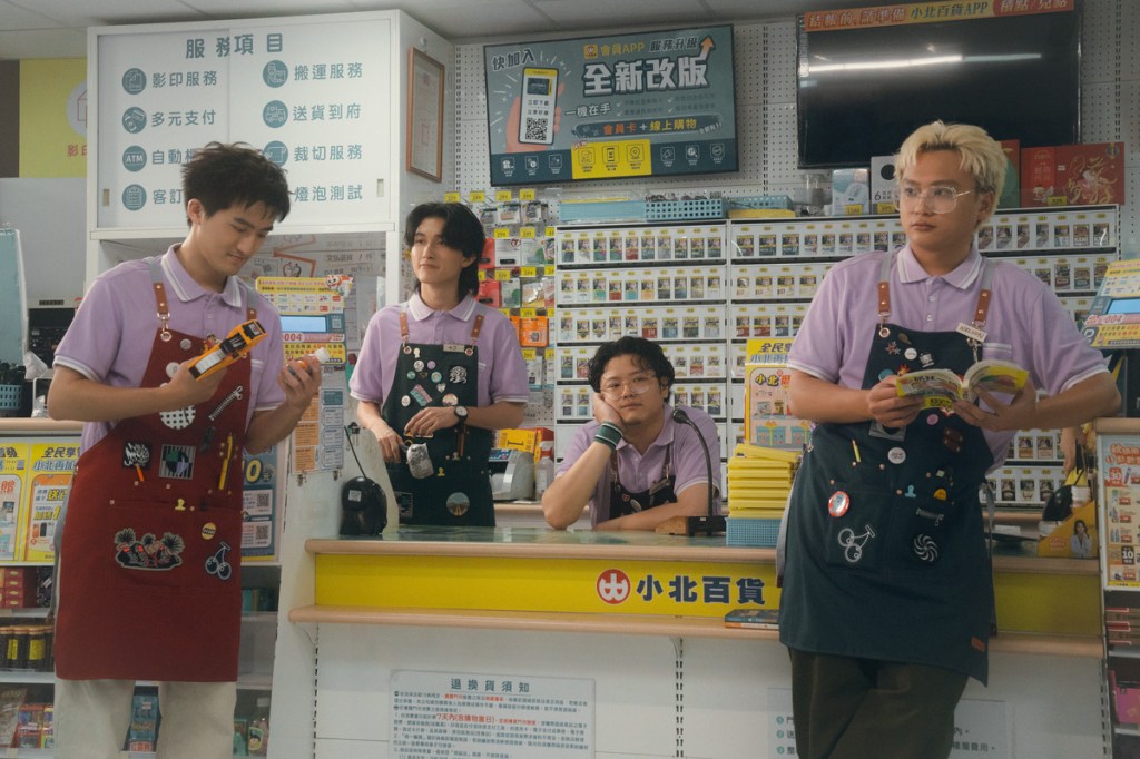 icyball冰球樂團的音樂風格充滿濃濃80年代復古特色，最新深情主打〈不在乎〉用極簡的詞曲把偷偷愛的雙方，唱出一頭房間裡的大象，讓樂迷們一聽就陷入懷舊情懷