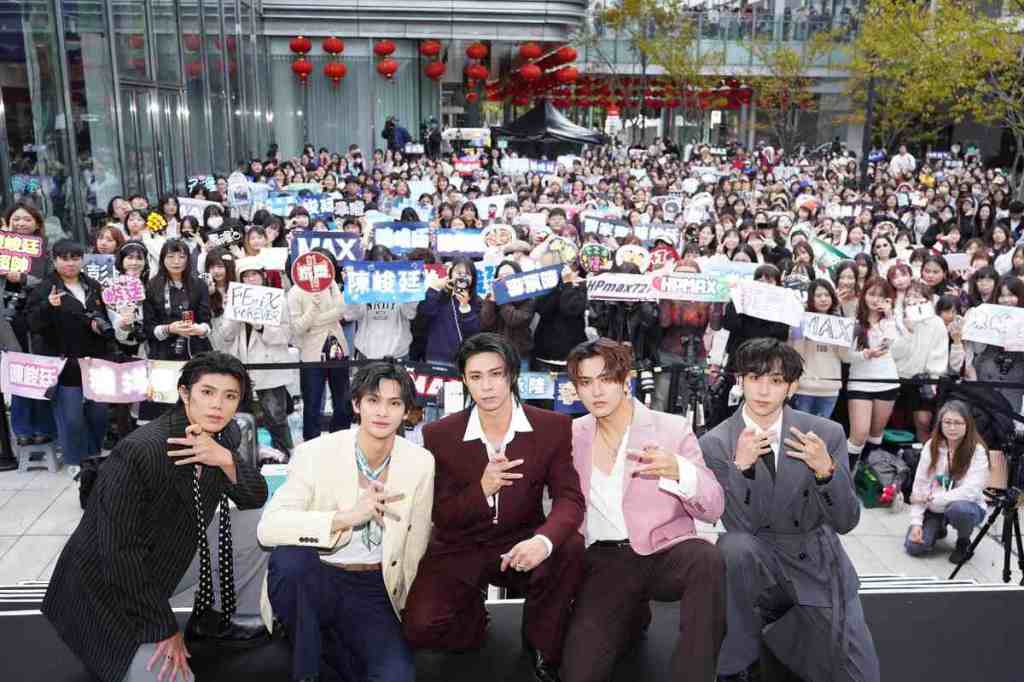 FEniX 首度台北簽唱會，上千名救火隊擠爆現場(圖／ 華納音樂提供)