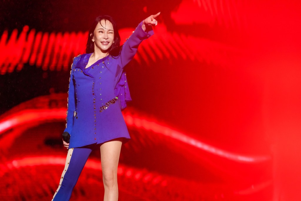 温嵐熱浪經典連發 桃園跨年雨中熱唱（華納音樂 提供）