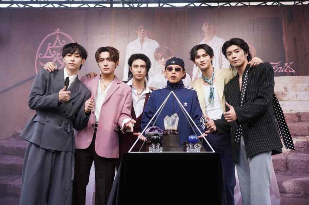 金曲製作人海大富(左4)驚喜現身FEniX台北簽唱會 特別獻上「鳳凰能量金字塔」水晶(圖／ 華納音樂提供)