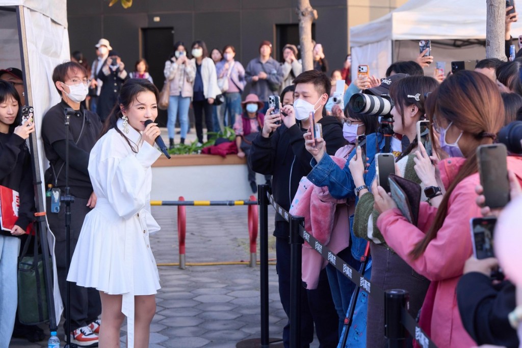 丁噹親切下舞台與歌迷近距離互動合唱