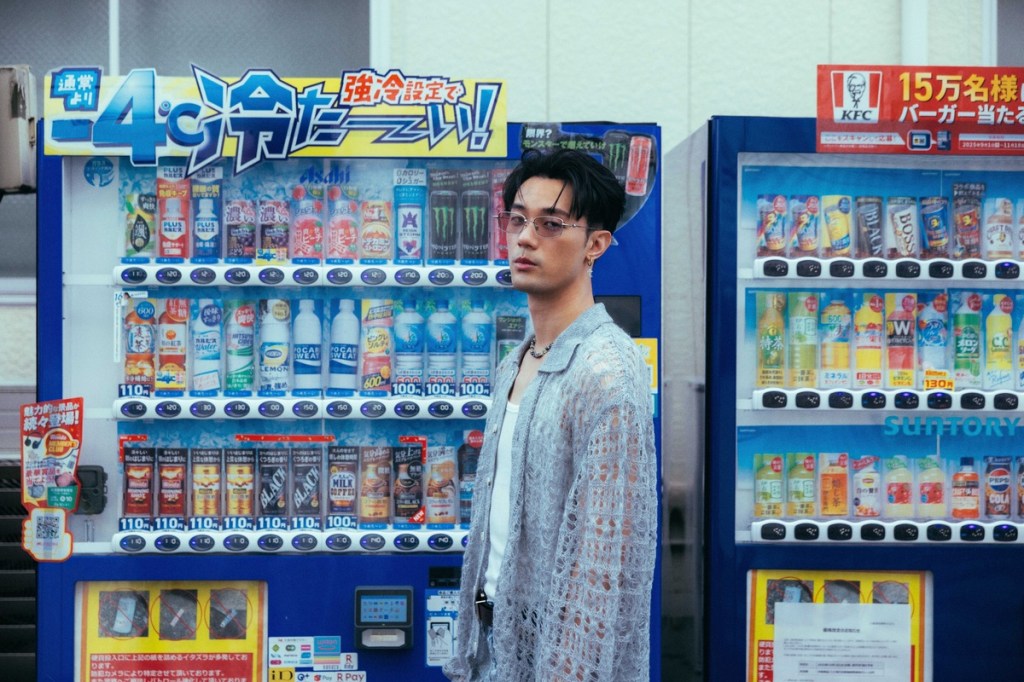 博文推出首本聲景寫真輯《Play Bass Boy》！以獨旅方式在東京市區隨拍