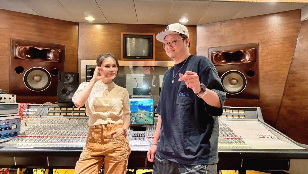 周蕙(左)邀請冰球樂團主唱王(右)合作。(圖/群石國際提供)