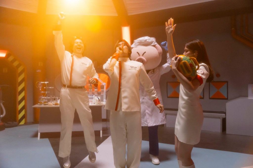 告五人飾演的研究員成功研發「快樂解藥」。（相信音樂提供）