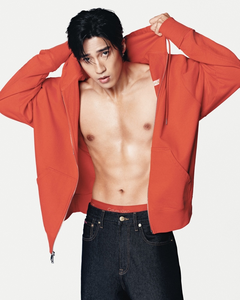 婁峻碩2026開春「紅」運當頭！裸身躍馬登國際時尚舞台拍攝CK春節形象大片舉手投足展現時尚性感