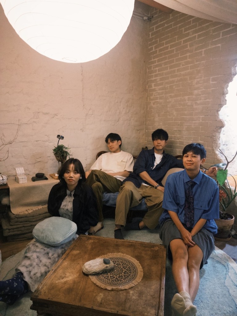 守夜人合照(左起_稚翎、其偉、旭章、佳穎)(圖_ 放飛音樂 提供)