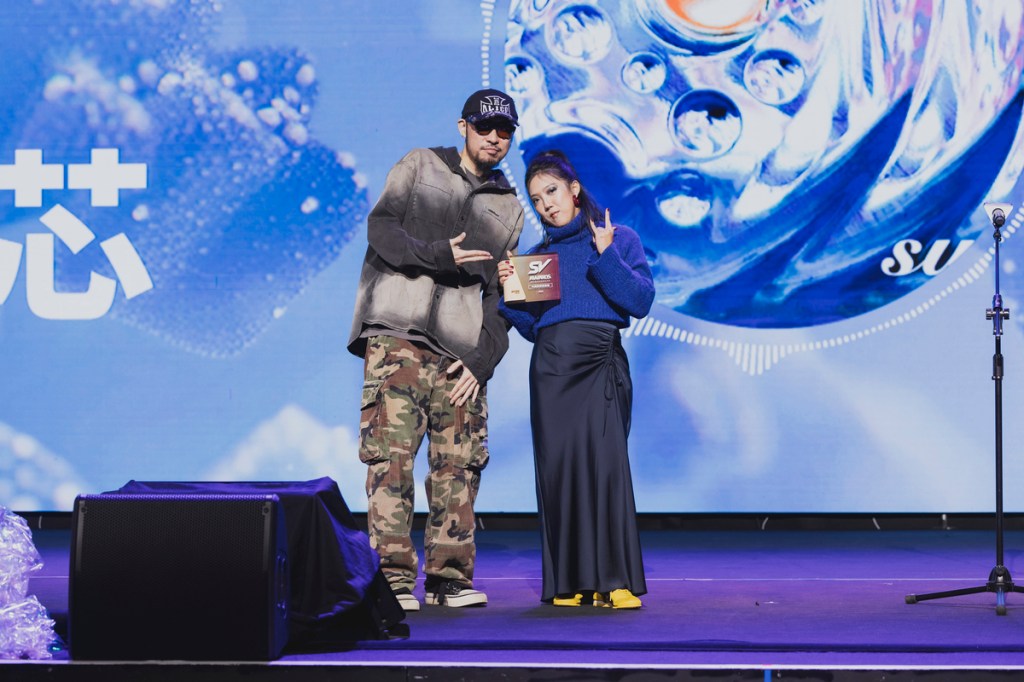 頒獎人 MC Hotdog 熱狗、得獎人李竺芯