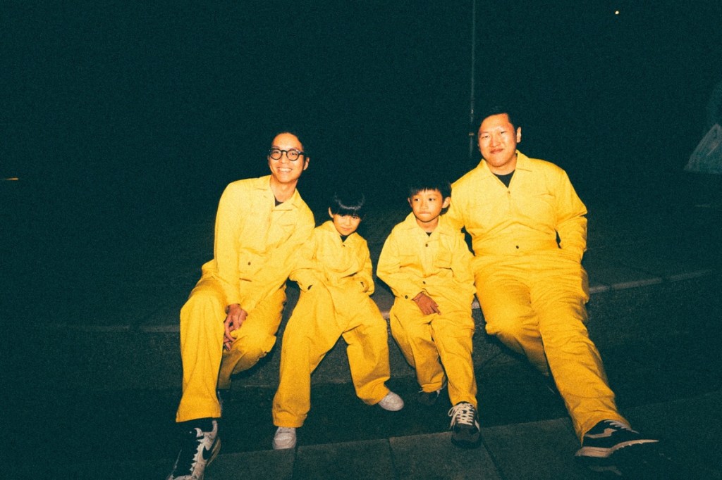 Flowstrong（右）與鄒序（左）合作電氣舞曲〈巧克力〉，與MV演員合影