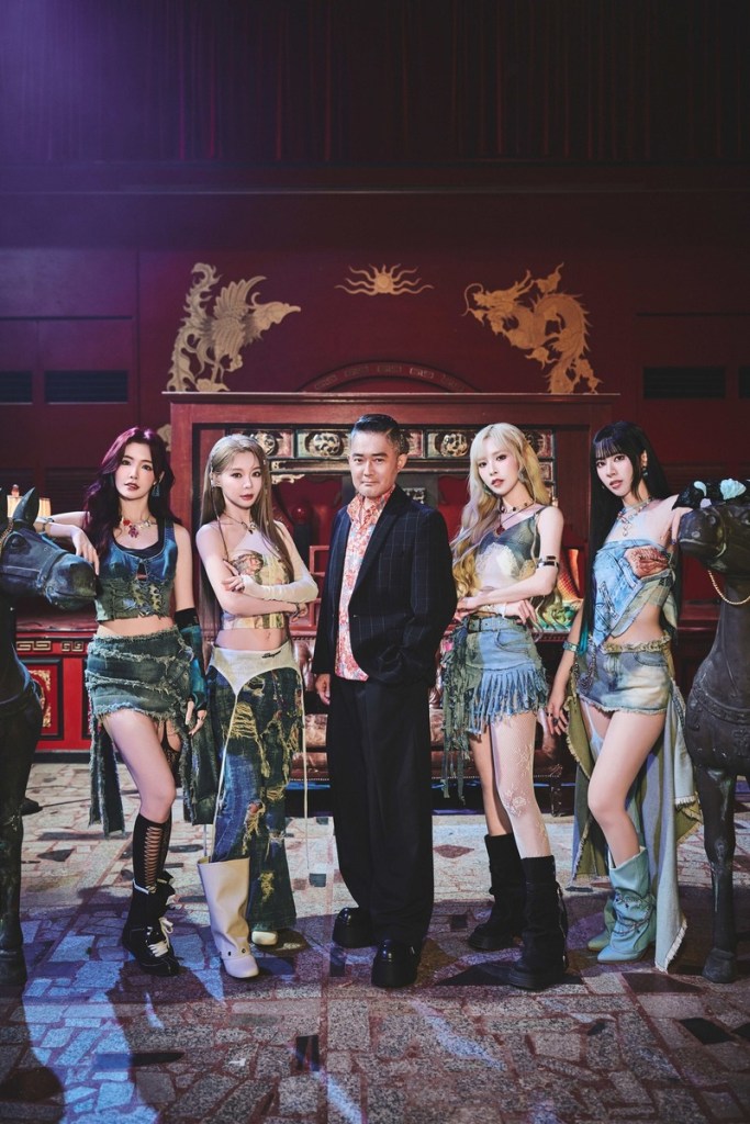 LUVSSI（左起：菲菲、Yuri、Rina、宋宋） 與江國賓合照（圖_隻魚娛樂 提供）