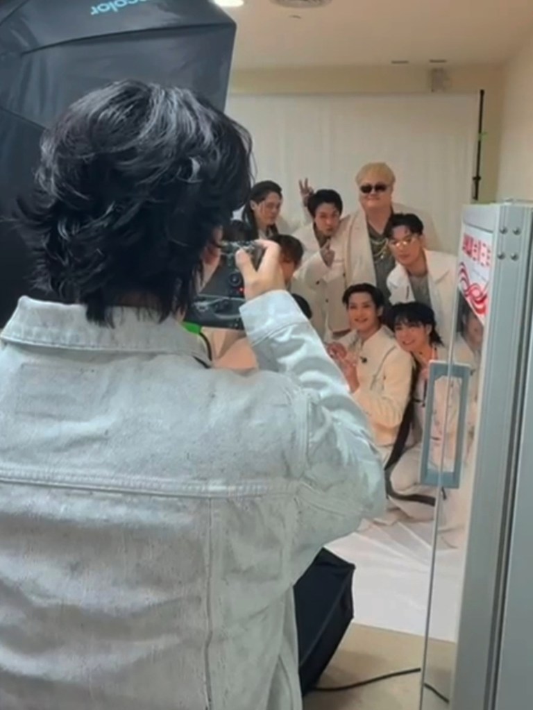 2026紅白最強彩蛋！蕭煌奇掌鏡幫同門師兄弟們合影 新技能解鎖（華納音樂 提供）