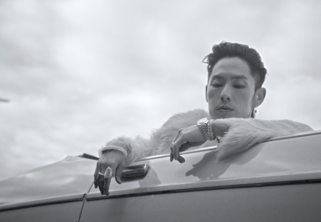 吳建豪釋出全新MV〈Ur The Reason〉！黑白純色展現最純粹的愛