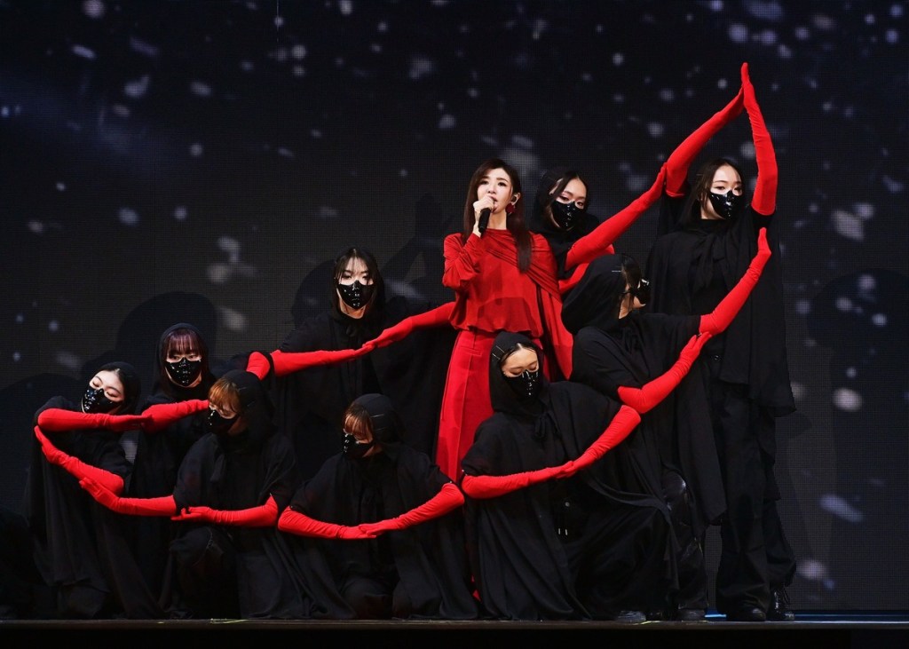 蘇慧倫與16位舞者帶來手型舞驚艷全場