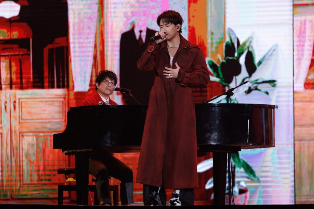 蕭景鴻（阿弟）與蔣三省合作演唱戲劇主題曲