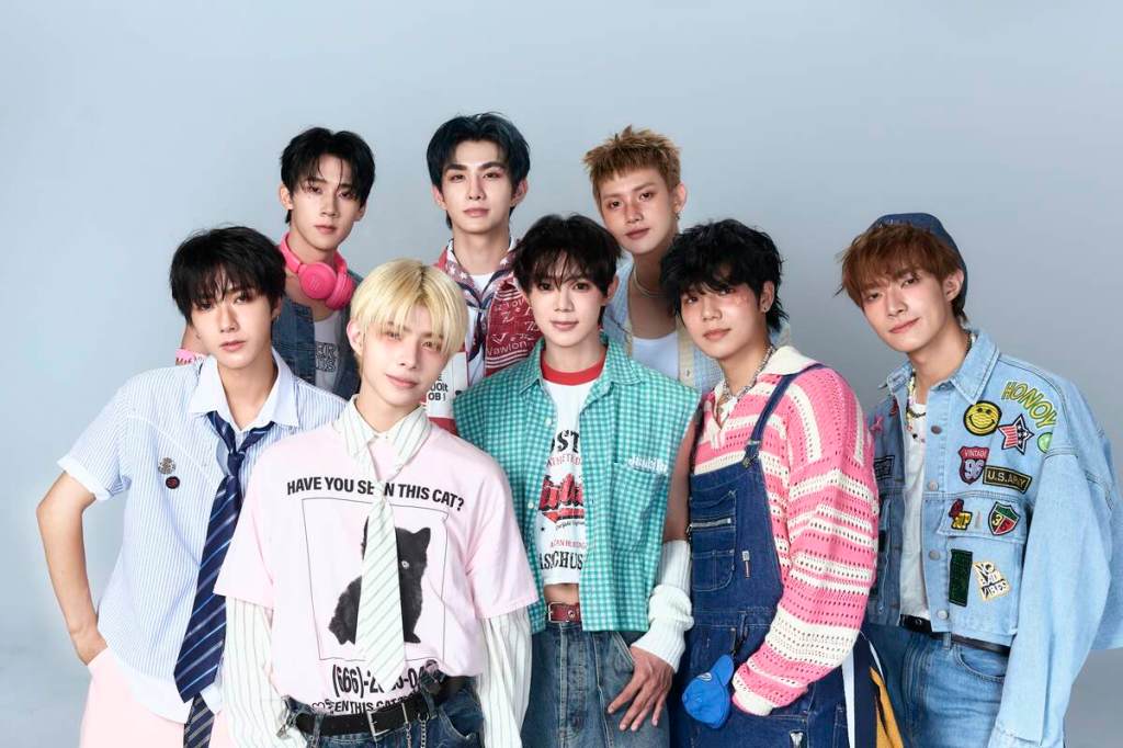 ARKis(上排左：Vin、雁凱、李定；下排左：崇峻、東翰、Alex、Mikey、彫秦)