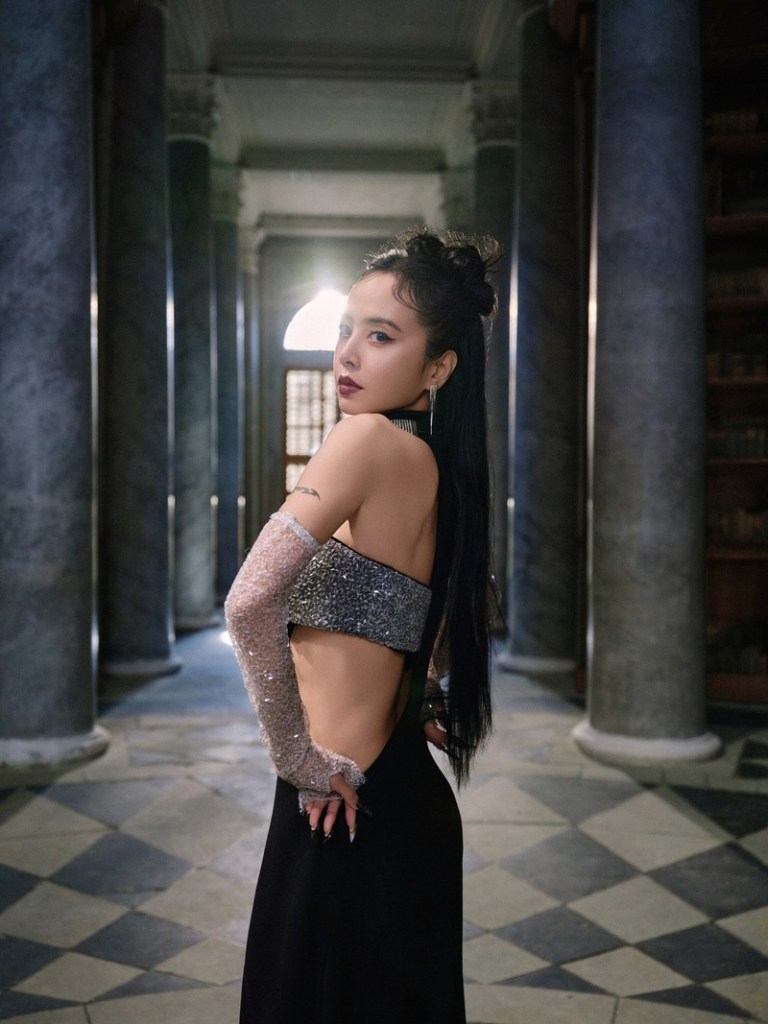 首次挑戰〈布拉格廣場〉裡的RAP段落,形塑出前衛的嶄新面貌