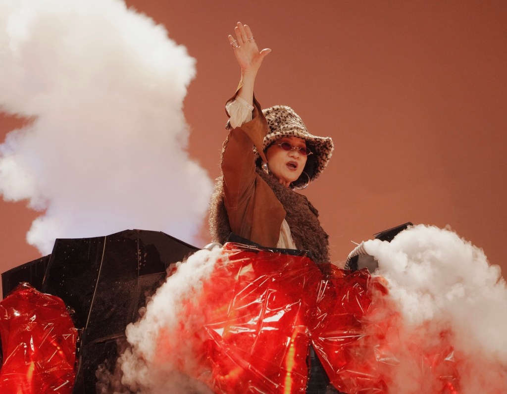 比莉〈阿福羅火山〉MV (照片提供:環球音樂)