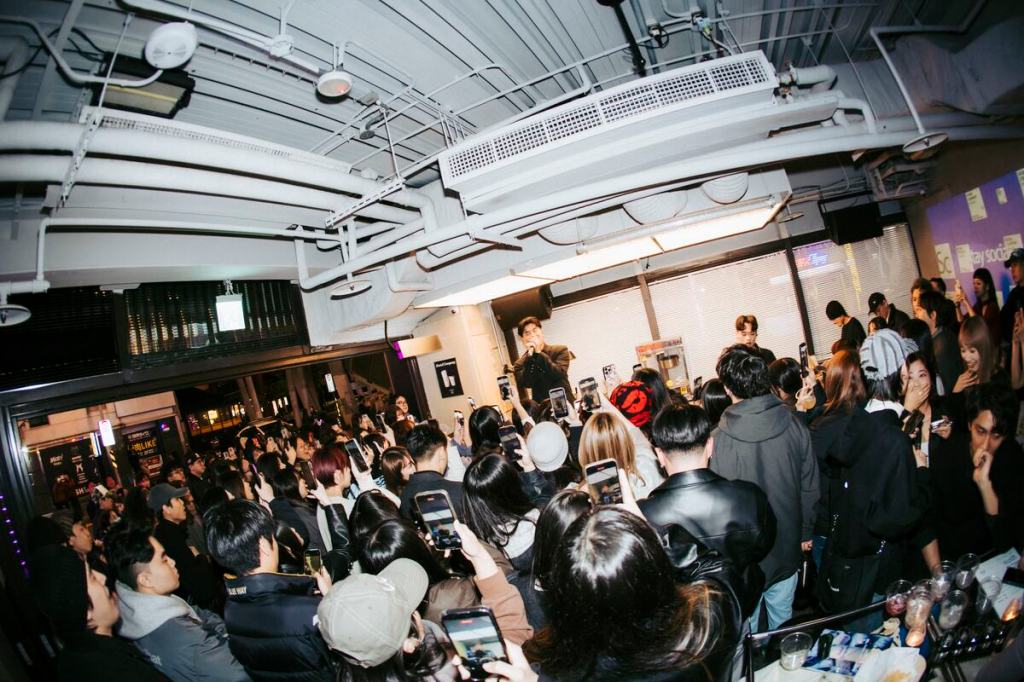 HowZ攜《The Bloomin Prince _ 花花公子》專輯空降信義一級鬧區 音樂宇宙伴週末人潮嗨翻台北街頭