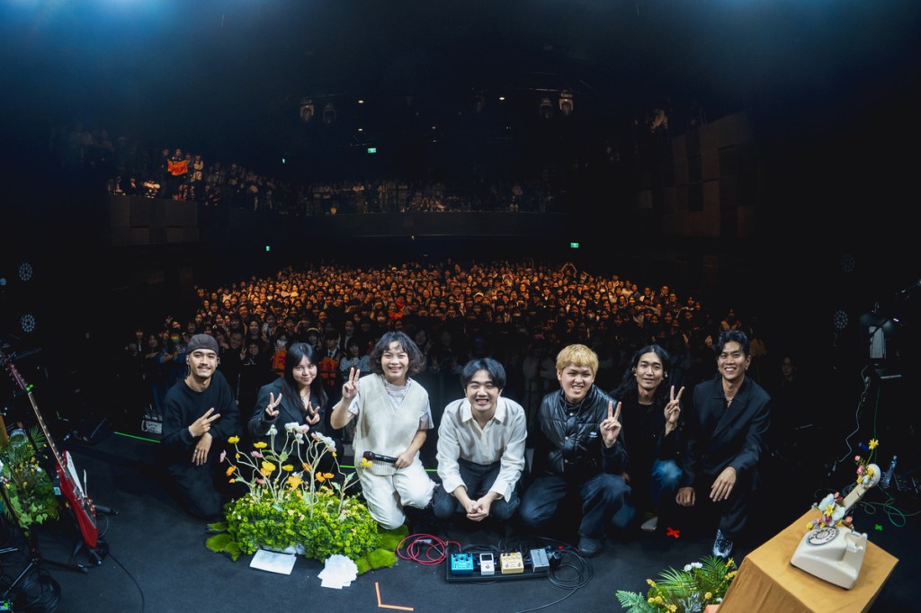 左起kb首njc、小提琴手 吟安、JOYCE就以斯、嘉賓雲端司機、吉他手 JAY、貝斯 sujong 、鼓手 雷擎 